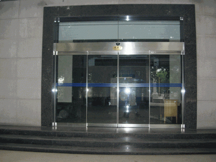 Automatic glass sensing door