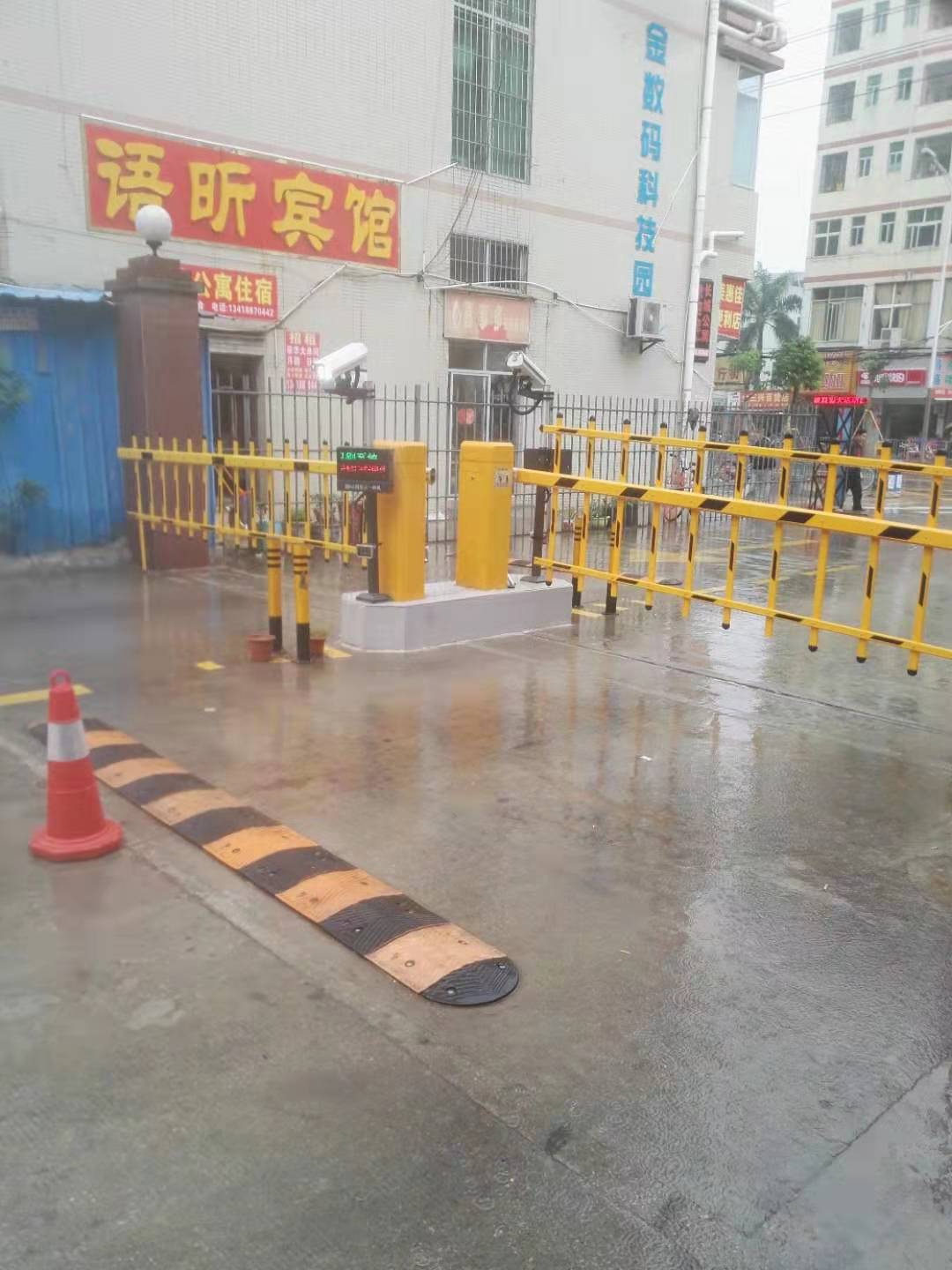 Nantou intelligent parking lot equipment installation manufacturer calls Haifeng / community entrance and exit automatic toll system for lifelong maintenance