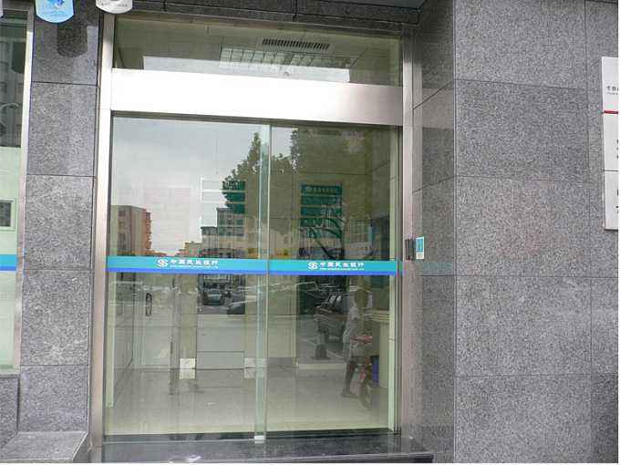 The installation of automatic glass doors in the basement of Guangming Wanda Plaza